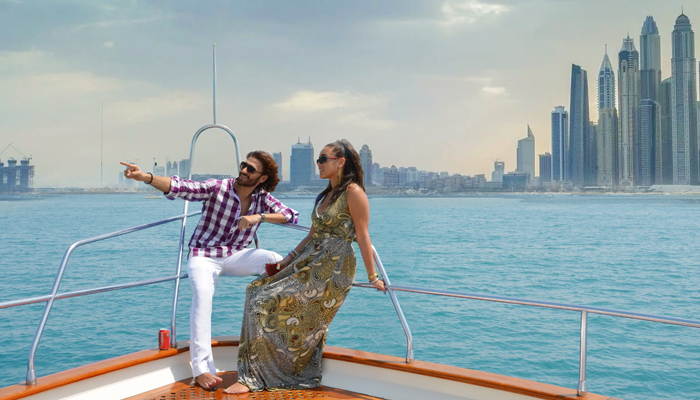 photoshoot-on-yacht-in-dubai